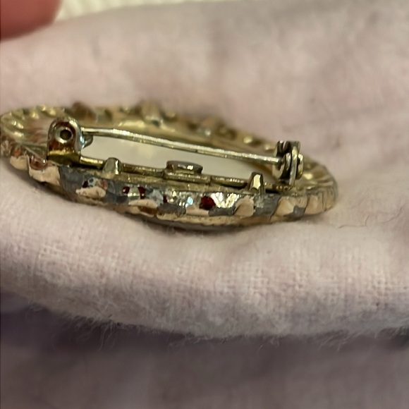 Hand painted on porcelain brooch vintage shows some wear - Picture 3 of 3